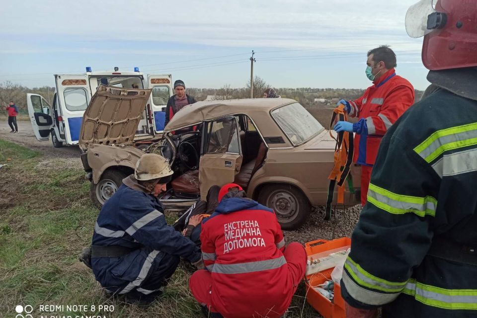 В Іллінецькому районі рятувальники «вирізали» потерпілого з побитого авто