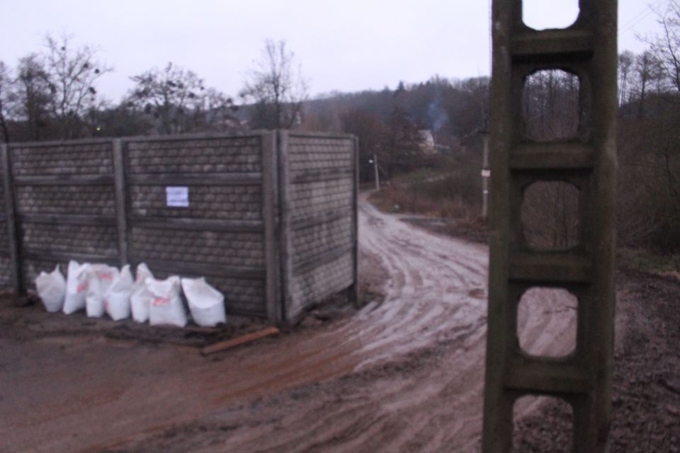 Територія розбрату: на П’ятничанах бетонним парканом перегородили дорогу