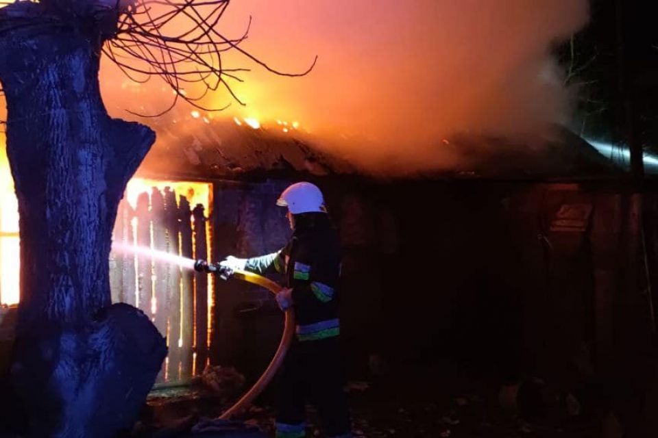 Пожежа у Літині. Полум'я огорнуло господарчу будівлю площею 50 квадратів