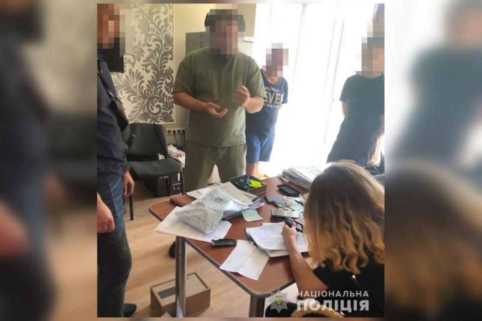 У Вінниці «колл-центр» підробляв ПЛР-тести та документи для виїзду за кордон