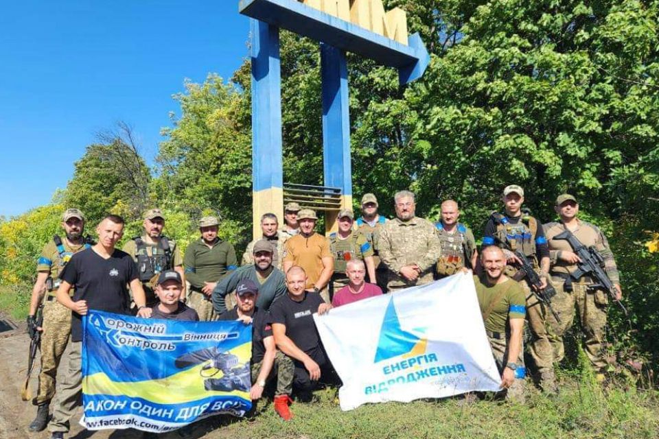 Вісім разів запитували: «Де нацики?» Волонтери привезли в Ізюм допомогу, побували на місці поховань