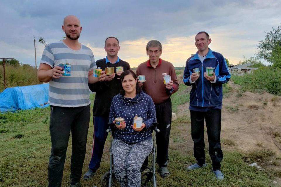 Колишні безхатченки виготовляють окопні свічки для військових на передову