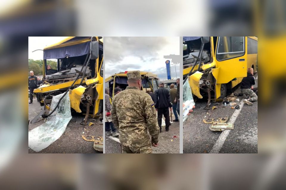 Вісім пасажирів госпіталізували. У Якушинцях автобус зіткнувся з військовою вантажівкою