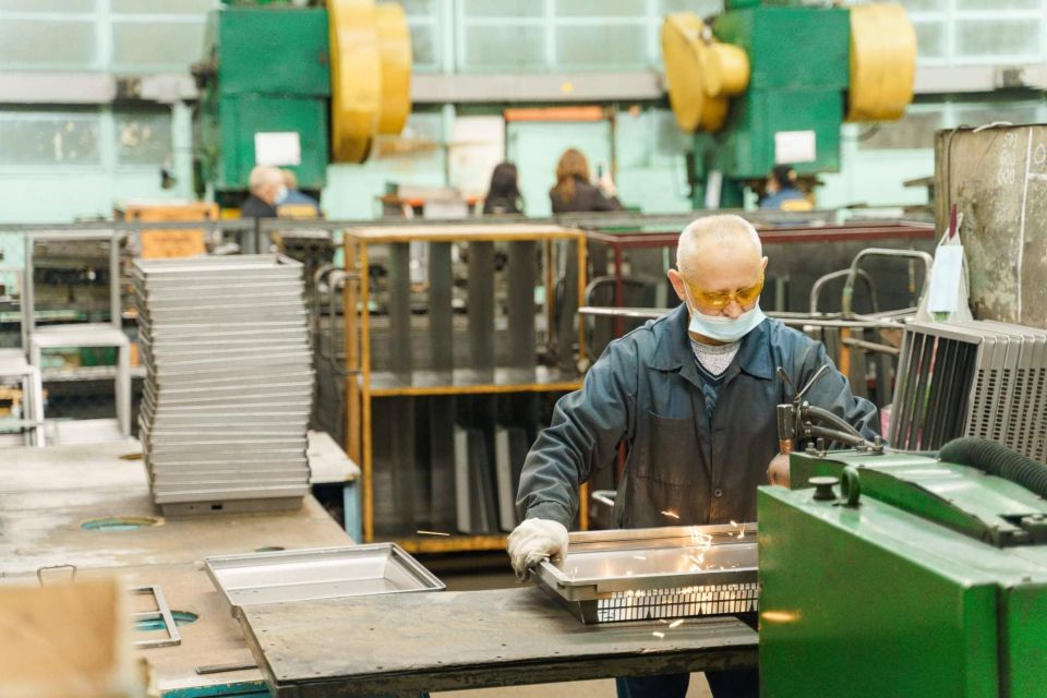 Вінницький завод «Маяк» нарощує потужності та підвищує зарплатню робітникам