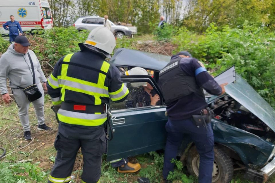 З потрощеного «ВАЗу» рятувальники дістали трьох дорослих та однорічну дитину