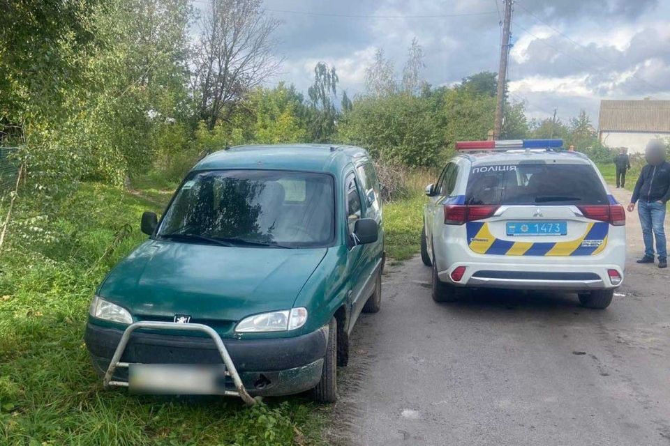 Провадження та два протоколи. П'янючий водій тицьнув патрульним 200 доларів