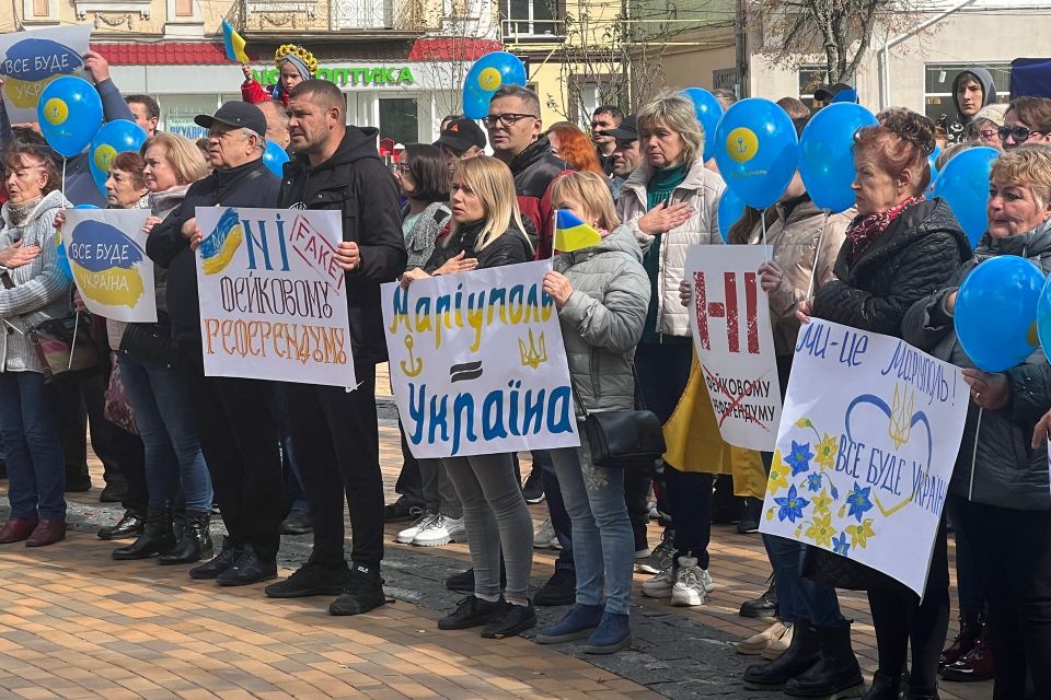 «Маріуполь — це Україна»: у Вінниці переселенці вийшли на акцію проти псевдореферендуму