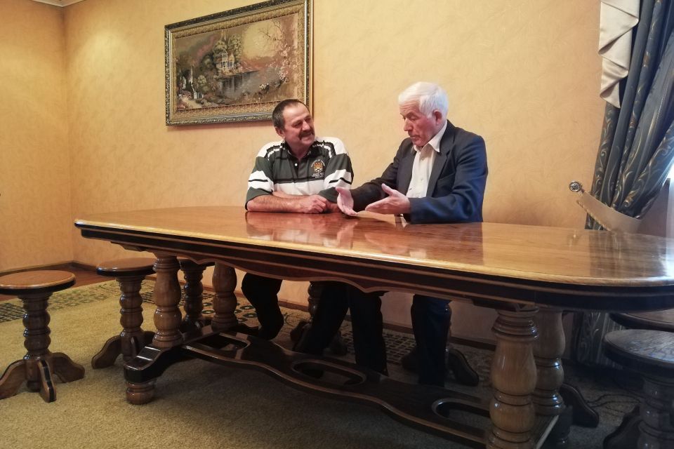 «Може сотні років стояти». Столяр продає дубовий стіл, всі виручені гроші передасть військовим