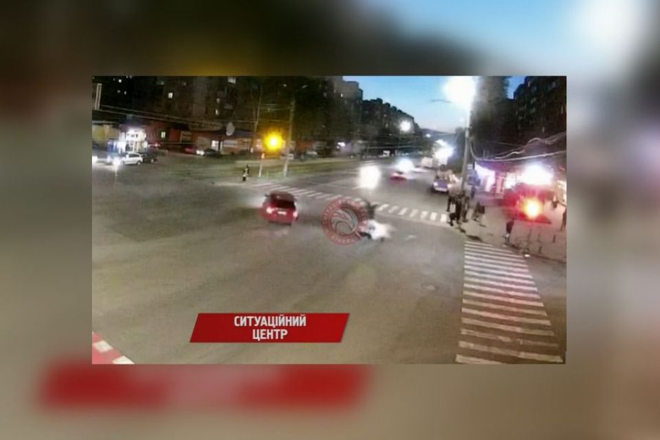 Аварія на Келецькій: після удару скутерист перелетів через іномарку