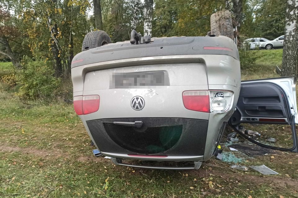 Смертельна аварія: Volkswagen збив пішохода, злетів у кювет і перекинувся