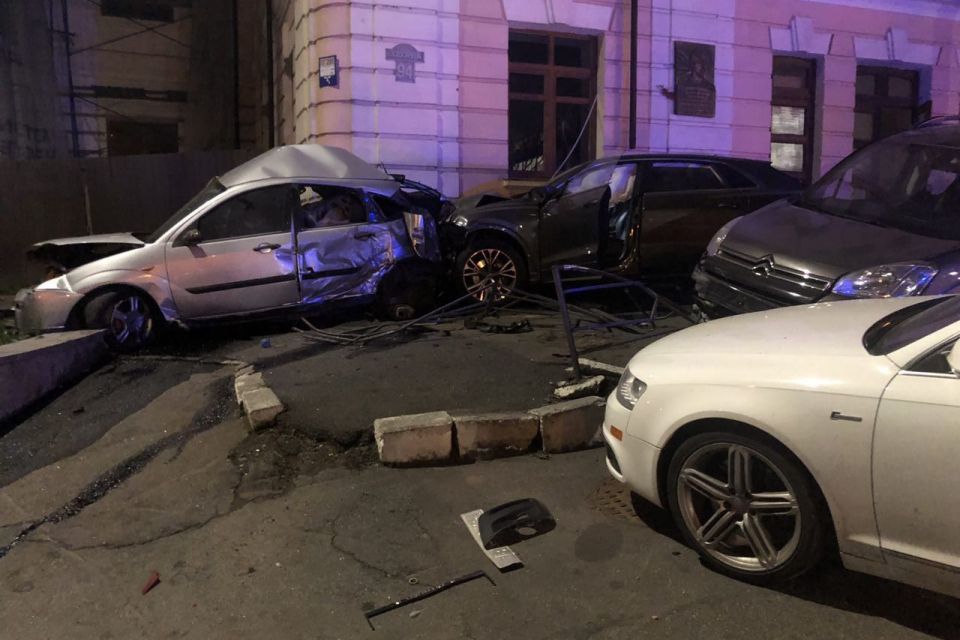 Водій втратив свідомість? Дізнались деталі ДТП, де Audi пошкодила кілька авто, паркан і школу