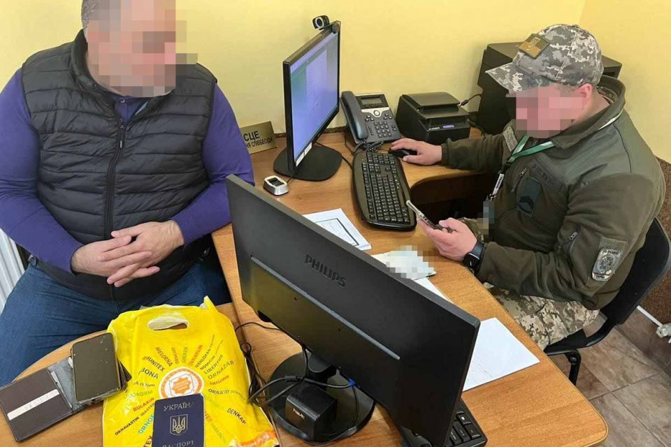 Чоловік намагався вихати з України за 200 доларів хабару. Чи вийшло?