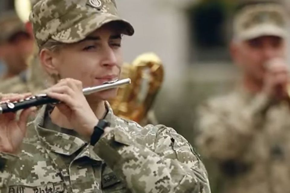 Військові зіграли в зруйнованому Будинку офіцерів. Цей концерт сумний, але вселяє надію на відбудову
