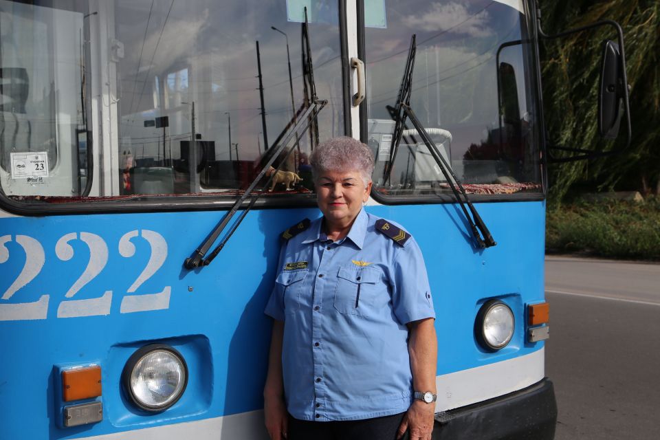 «Виїжджаю з депо, коли місто ще спить», — вінничанка, яка працює водійкою тролейбуса 43 роки