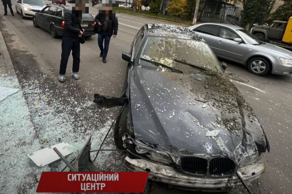 На Келецькій BMW знесло зупинку громадського транспорту. З'явилося відео