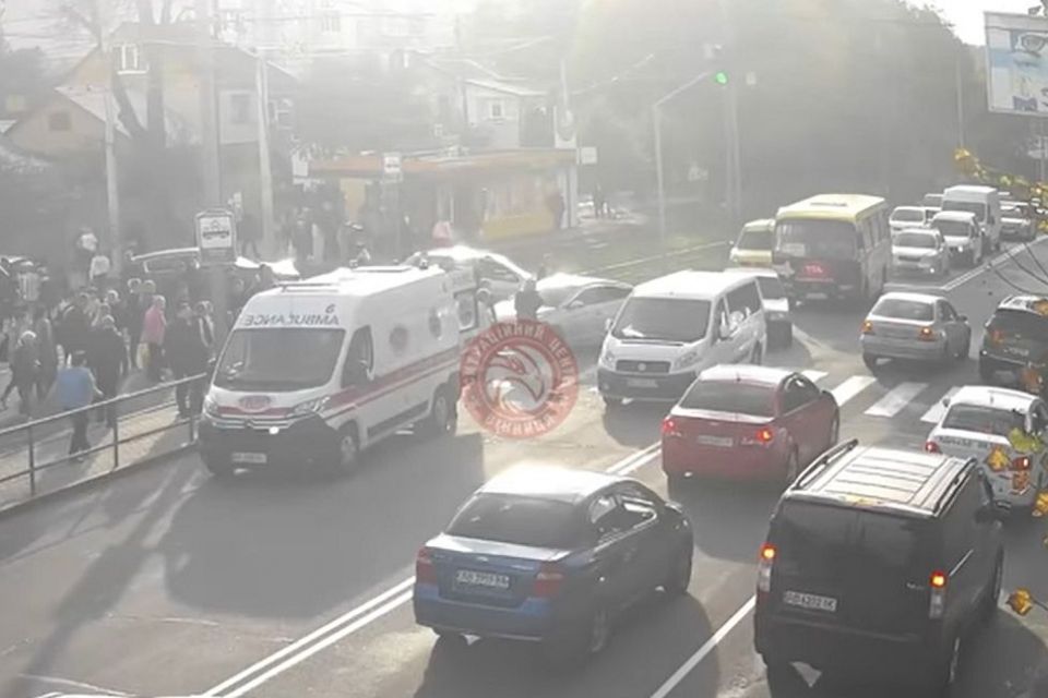 На Хмельницькому шосе машина на тротуарі збила дитину