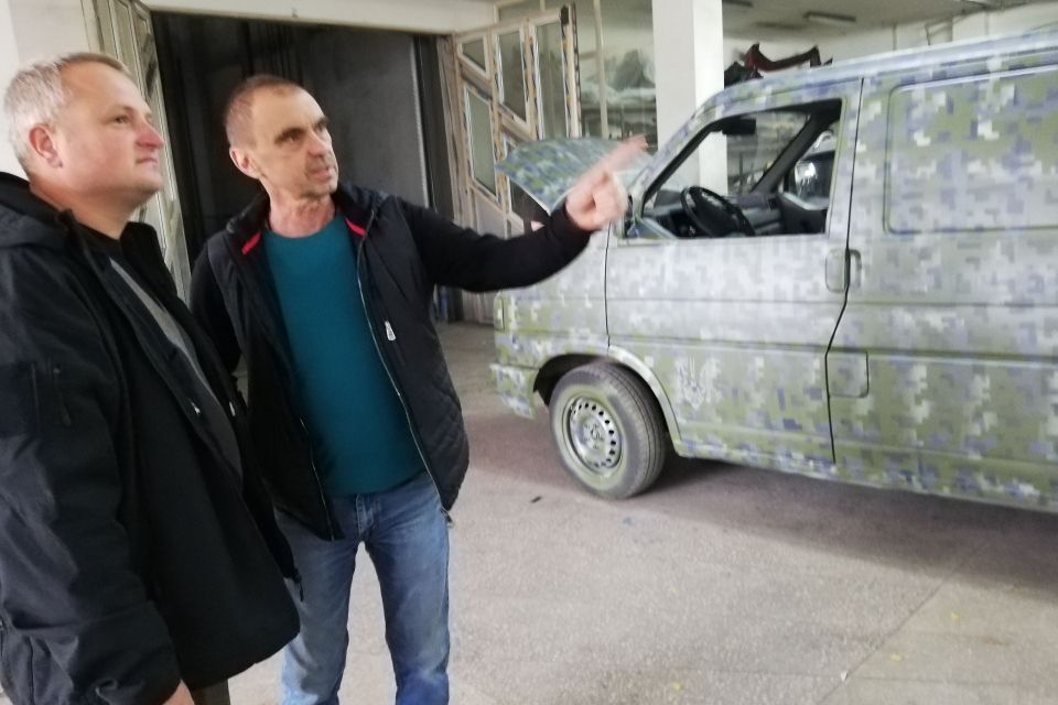 «Бабло будемо заробляти після війни». Понад 350 авто відремонтували для фронту у СТО Ігоря Чистоколяного
