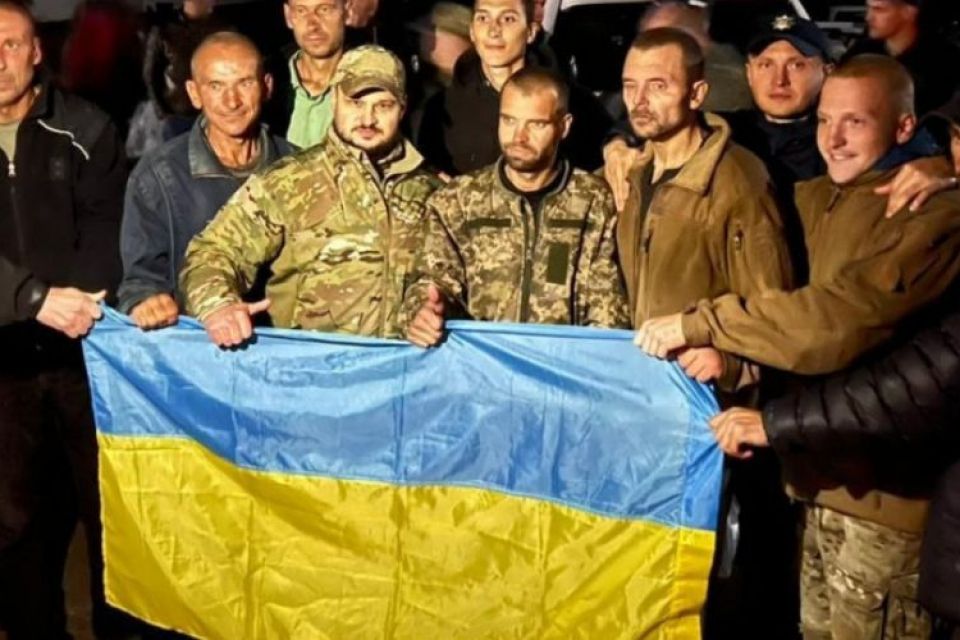 «Важливо відновити відчуття волі» — психологиня про те, як спілкуватися з визволеними із полону людьми