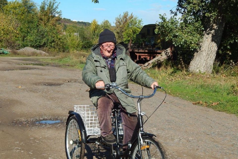 Триколісний велосипед подарували 90-річному волонтеру з Ямполя
