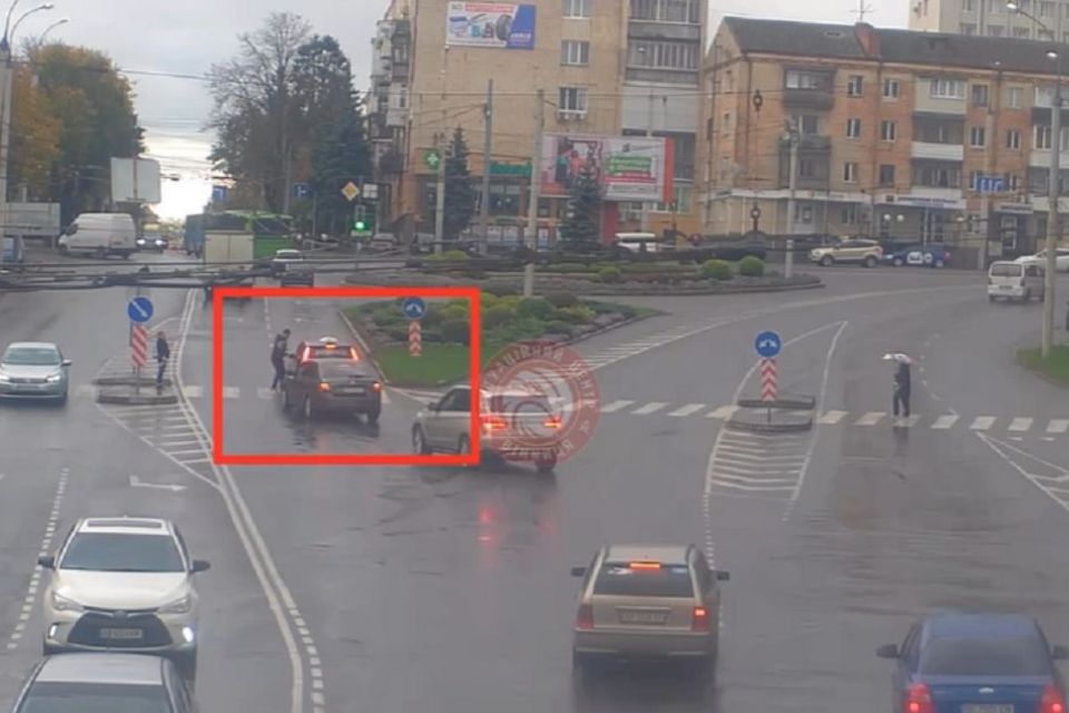 «Народився в сорочці». На Театральній автівка ледь не збила пішохода на «зебрі»