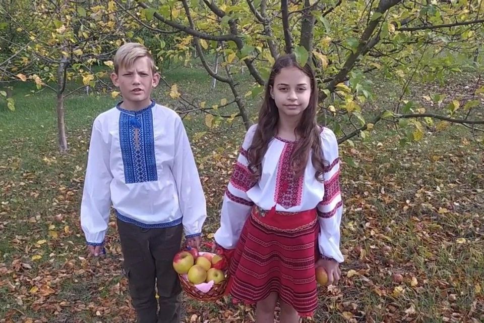 «Сади Перемоги». Школярі передали юннатівський щедрий кошик воїнам ЗСУ