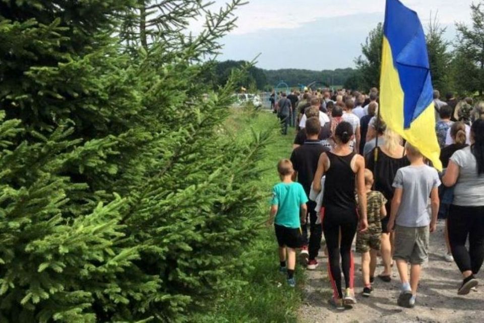 «У нас у Зарванцях половина цвинтаря захоронена вінничанами». Скандал з похованням військового
