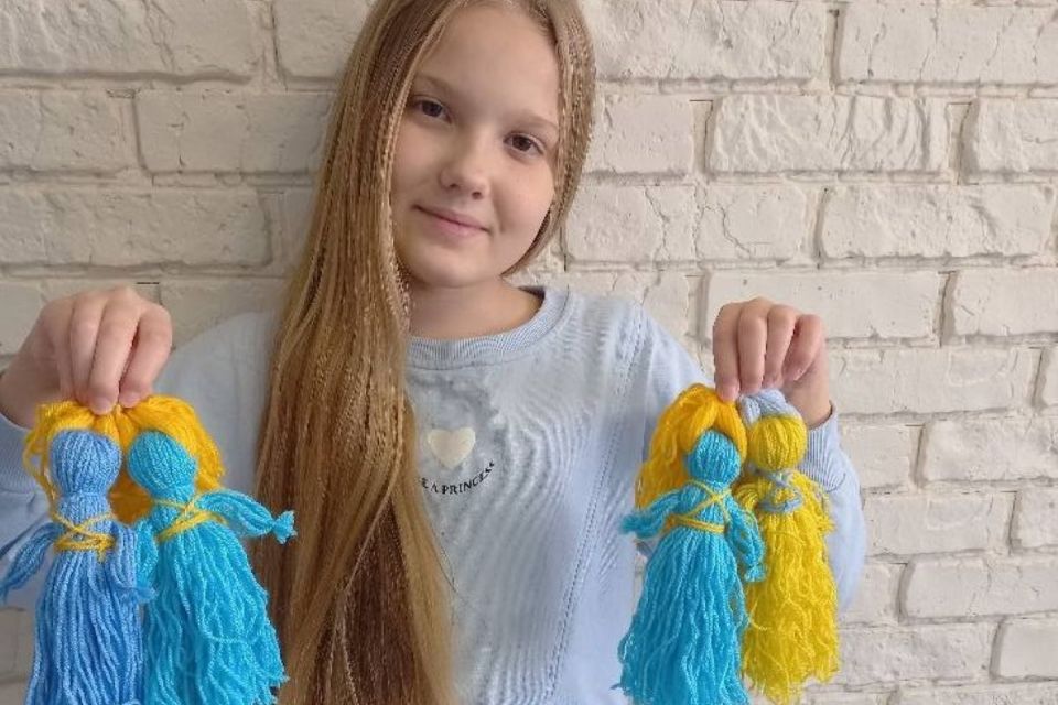 Маленька вінничанка Кіра продала оберегів на 21 тисячу 217 гривень і привезла їх Притулі для ЗСУ