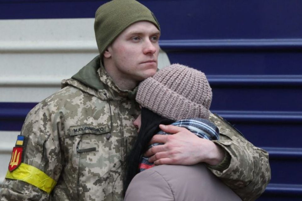 Як підтримати себе, коли близька людина служить? Поради психологині