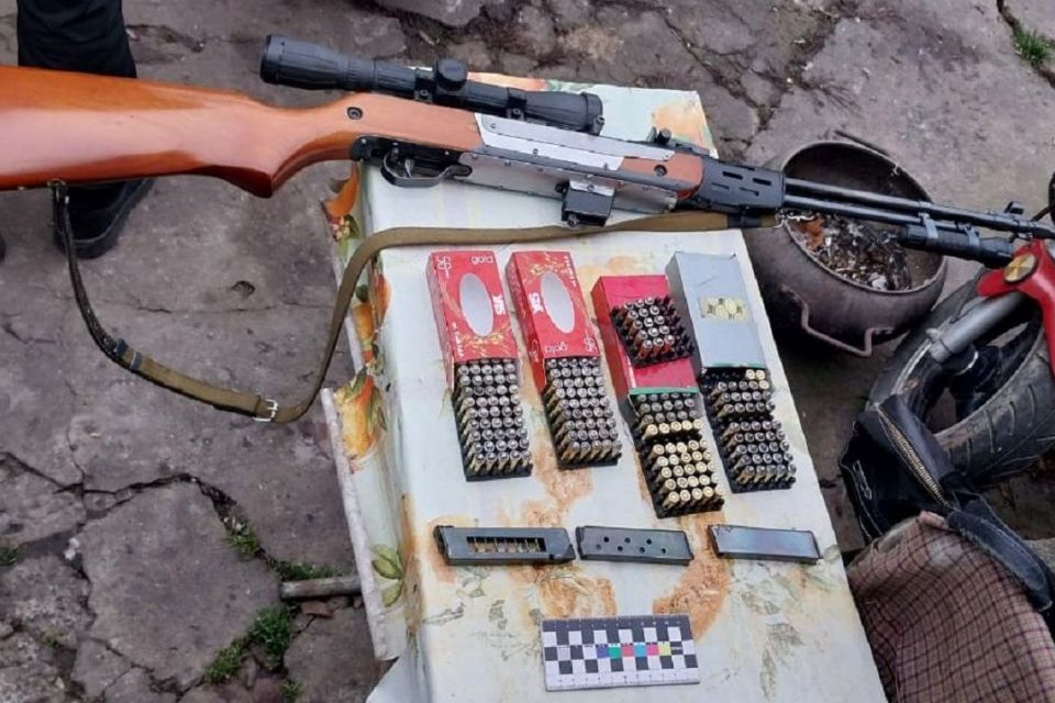Шукали наркотики — знайшли зброю. У вінничанина виявили гвинтівку та понад 200 набоїв