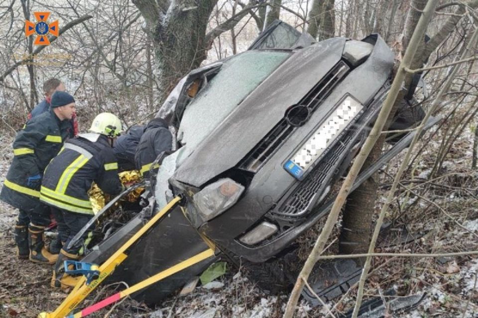На Літинщині у кювет злетіло авто. У салоні затисло пасажирку