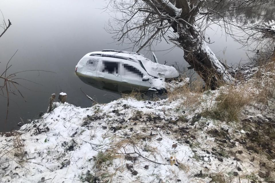 Смертельна ДТП на Вінниччині: Renault з'їхав з дороги та потрапив у водойму