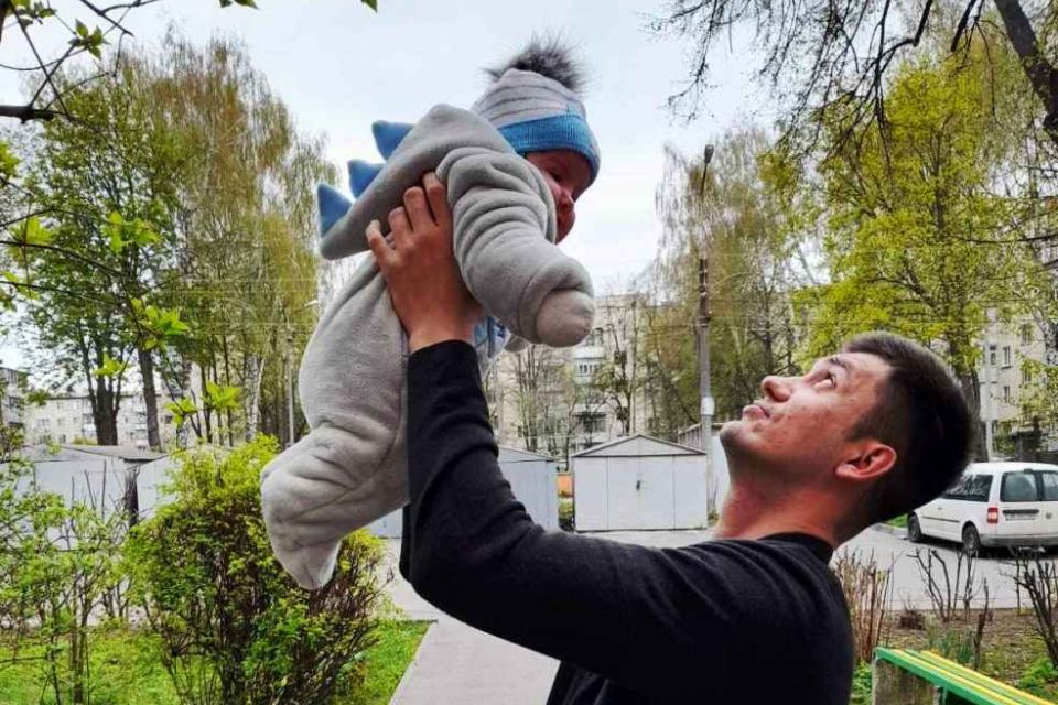 Незрячій вдівець із немовлям на руках став жертвою шахрая. Видурили благодійні пожертви