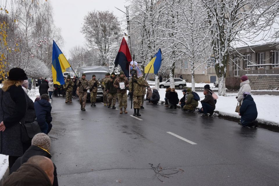 «Материнський біль краяв серце». У Ладижині в останню путь провели визволителя Херсону