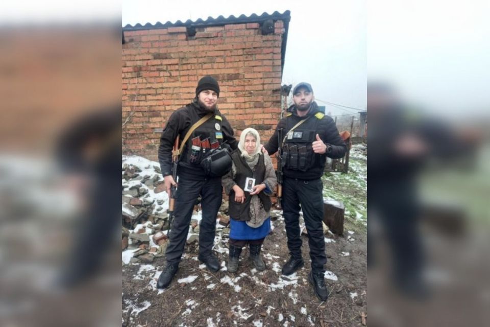 Добро посеред війни: як наші поліцейські подарували бабусі в окупації телефон