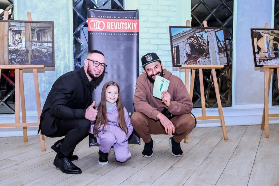 «Vinnytsya strong». У Вінниці презентували виставку фоторобіт зруйнованого Будинку офіцерів