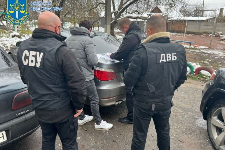 Два брати з Хмільника продавали автівки ввезені, як гуманітарну допомогу