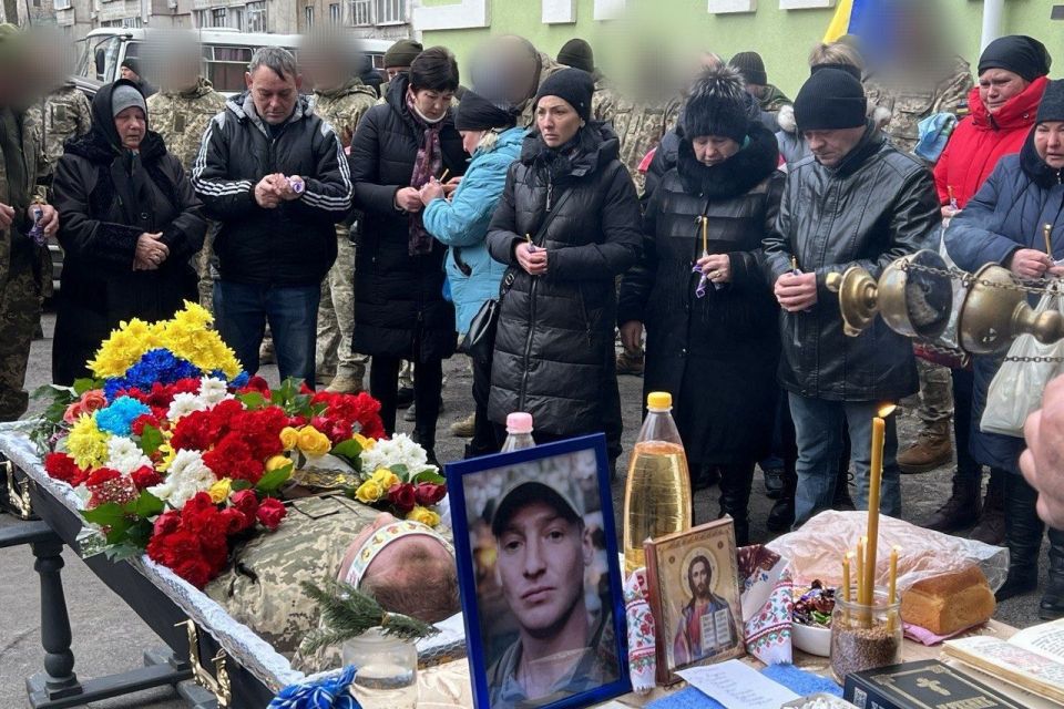 «Сьогодні його доньці виповнилося пів року». Вінничани віддали останню шану Герою Андрію Сіфорову