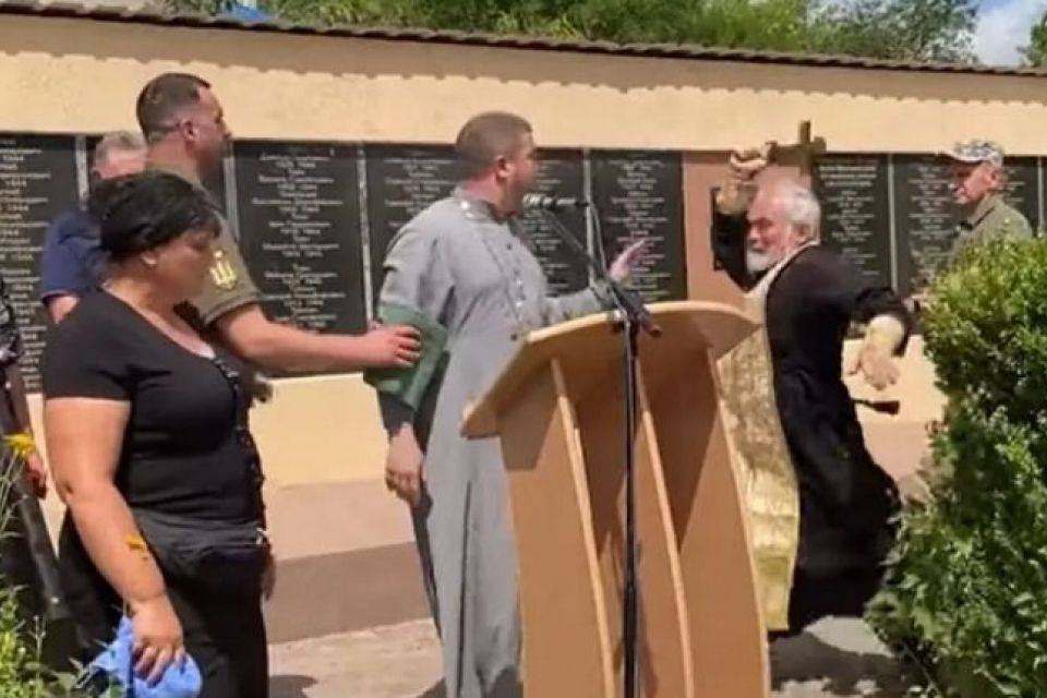 Судитимуть попа, який влаштував бійку на похороні загиблого воїна