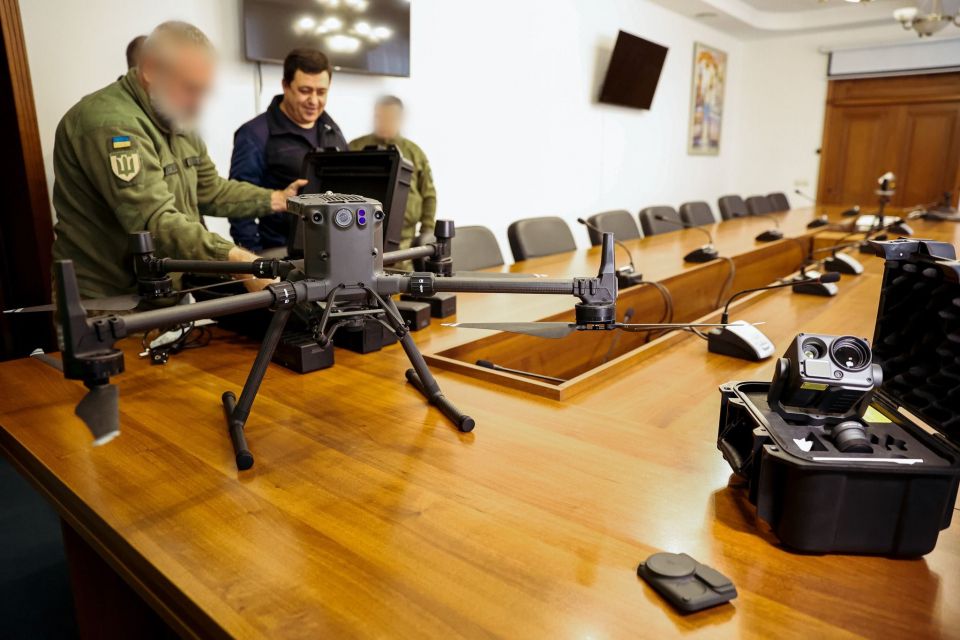 Вінницькі волонтери придбали костюм для сапера та ударний дрон