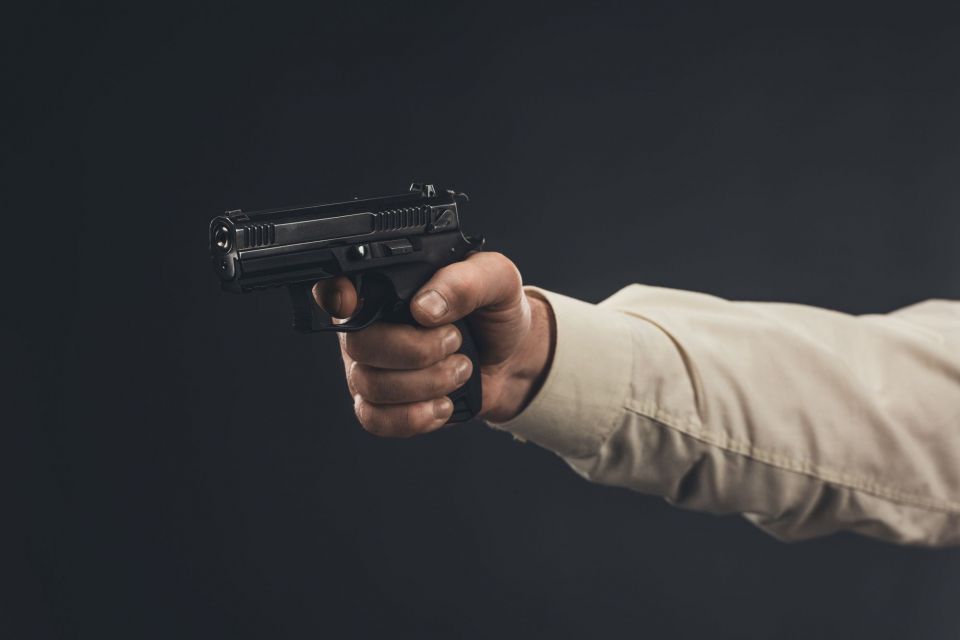 Напився, стріляв по людях та поранив юнака: під варту взяли правоохоронця