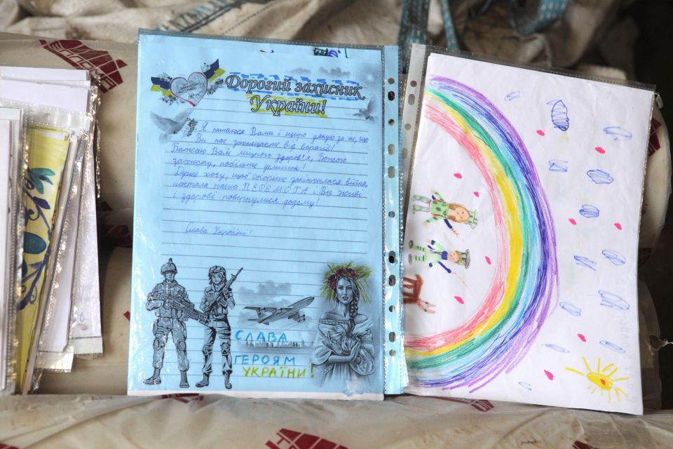Окопні свічки, вітальні листівки та малюнки передали на передову від вінницької малечі