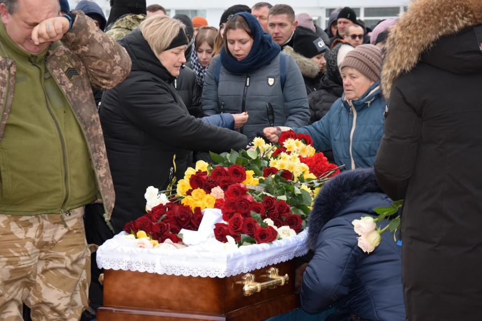 Площу заполонили люди та квіти: Ладижин прощався з Героєм, який загинув на війні