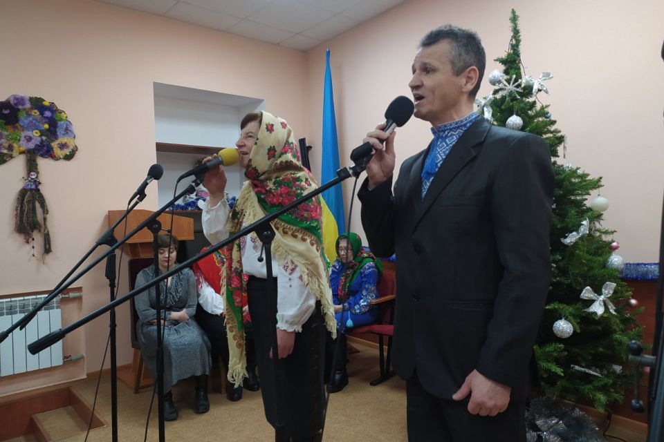 Творчий колектив незрячих влаштував різдвяно-новорічний концерт із патріотичними піснями