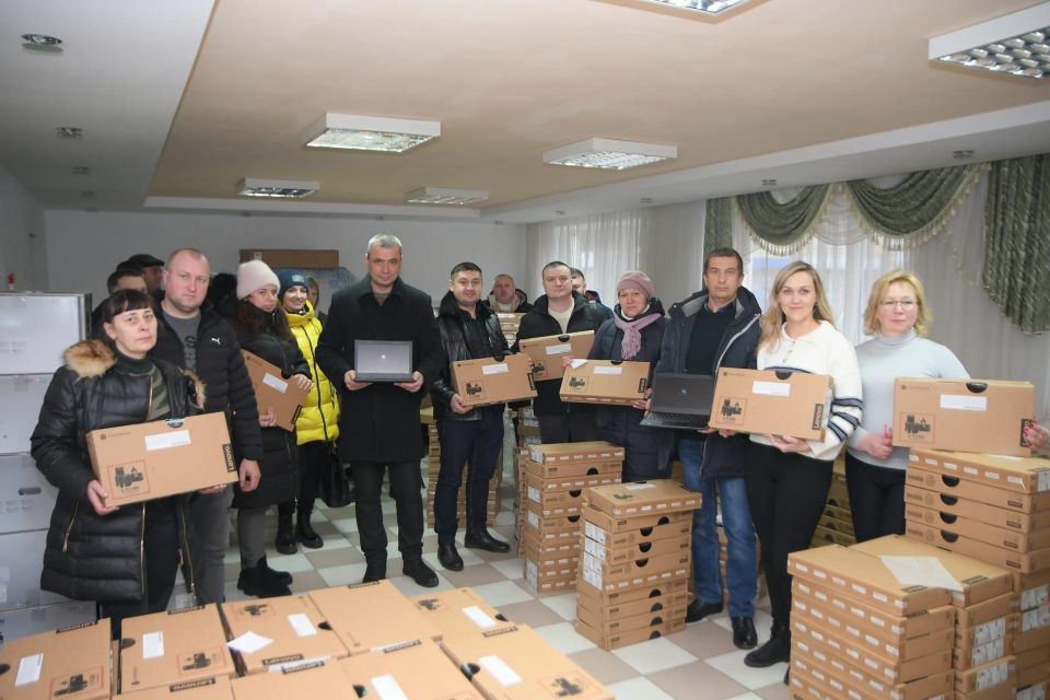 Вінницькі освітяни отримали понад дві тисячі хромбуків