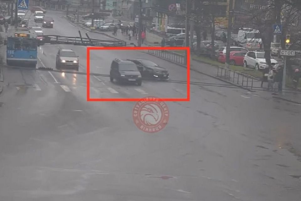 На перехресті не розминулися Lincoln та Dacia. Відео моменту ДТП