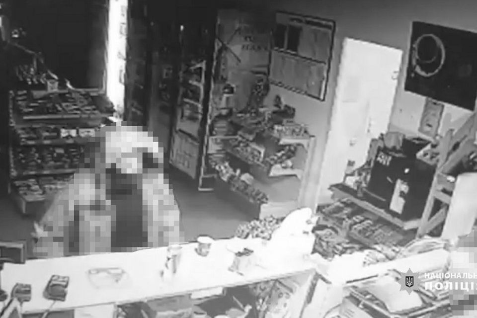 Розбійний напад у Гнівані: в приміщення АЗС увірвався чоловік з ножем та у балаклаві