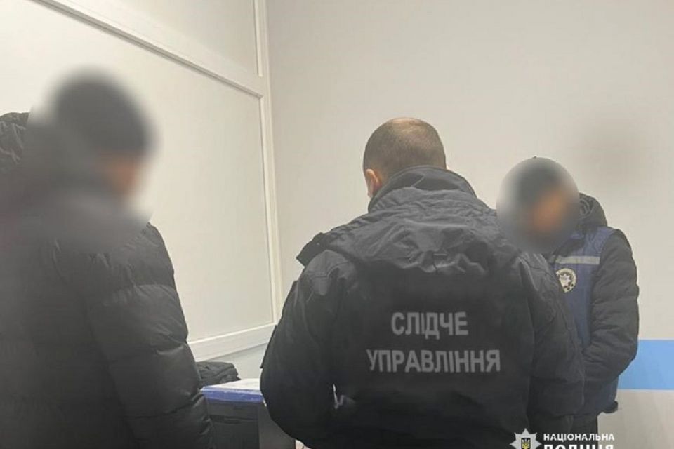 Збитки 500 тисяч гривень: оголосили підозру чоловікам, які підробляли елітний алкоголь