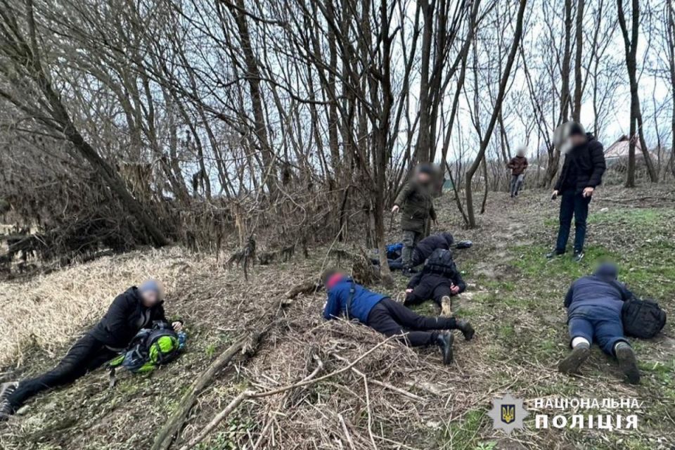 За три тисячі доларів на надувному човні намагалися втекти з України