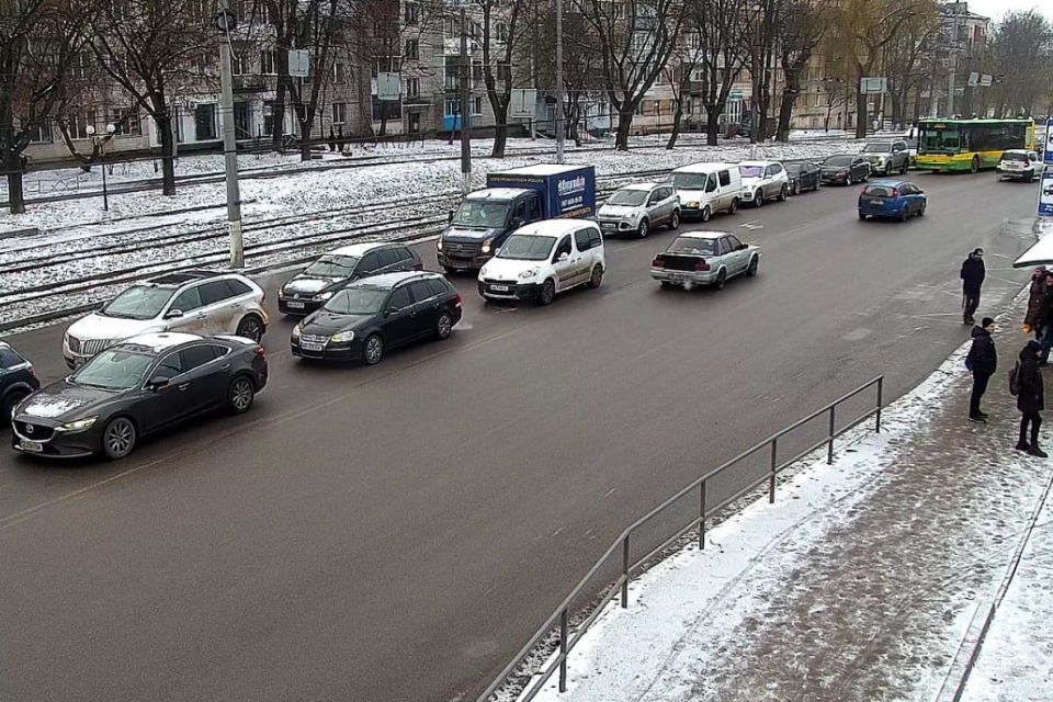 Двірники працюють в посиленому режимі, а на дороги з ночі вийшла спецтехніка