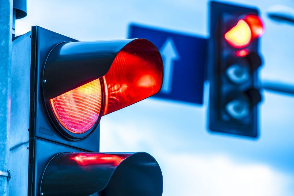 На найбільш завантажених та аварійних перехрестях працюють безперебійні світлофори